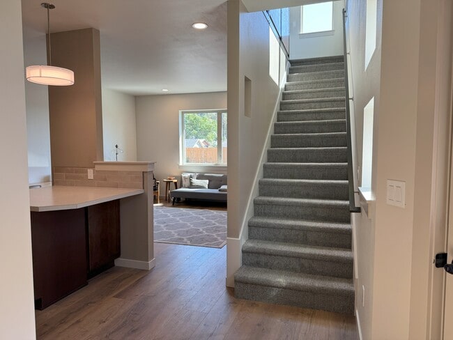 Building Photo - 801 N 16th Ave