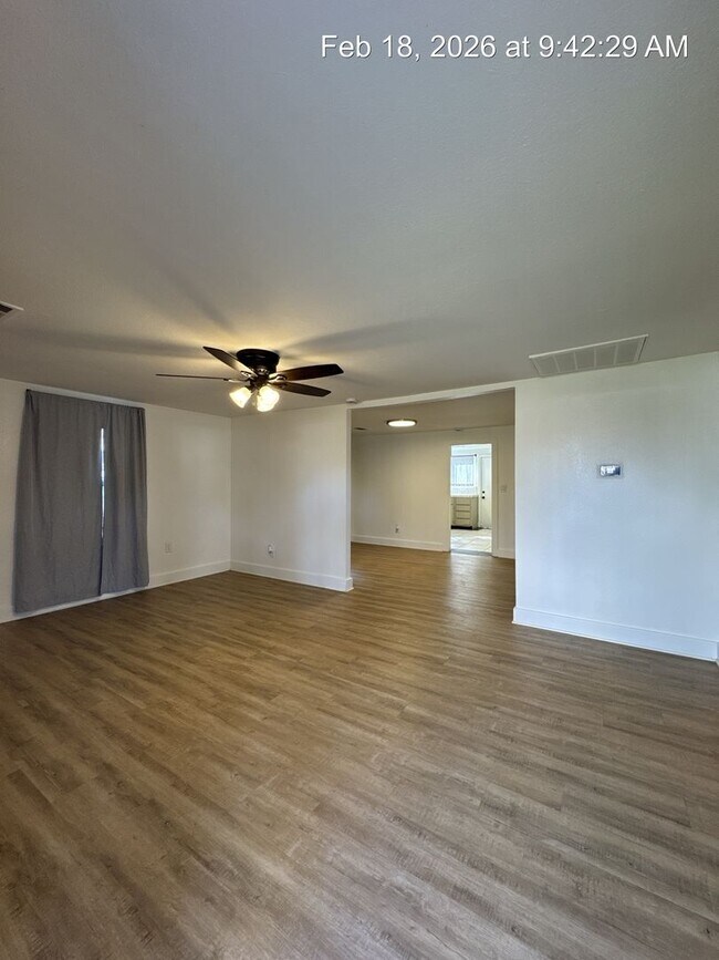 Building Photo - Woodlake Home! Available Now!