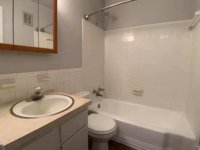 Building Photo - Somerset Villa