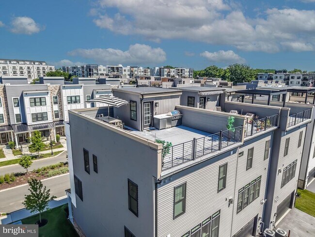 Building Photo - 300 Squire Dr