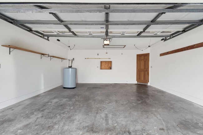 Building Photo - 6016 Pompano St