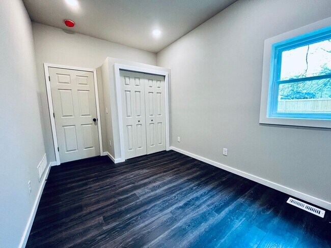 Building Photo - Modern Two Bedroom Two Full Bath House
