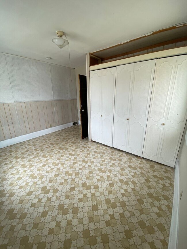 Building Photo - Spacious Home Available Now!