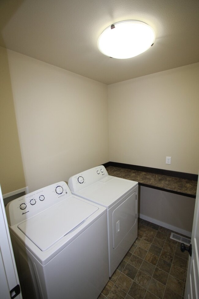 Building Photo - 3 Bedroom South Anchorage Townhouse!