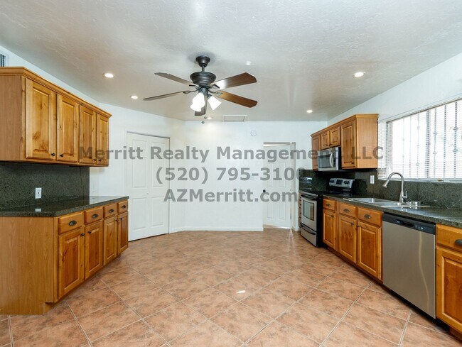 Building Photo - Sam Hughes 4 bedroom, 3 bath home with was...