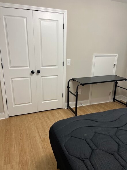 BR closet closed - 2006 Linda Jones Ave