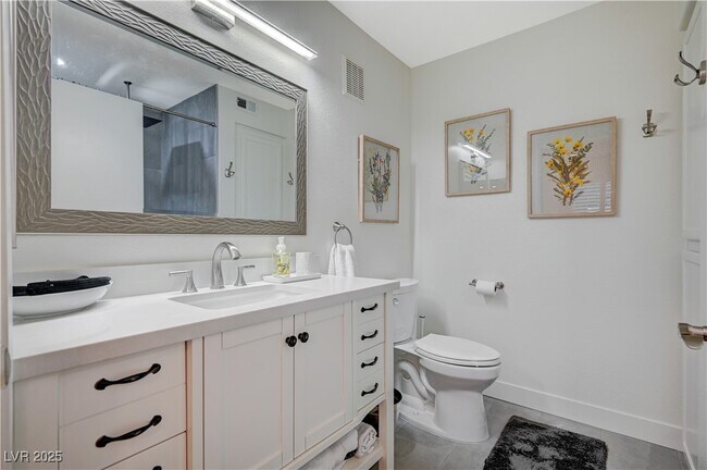 Building Photo - 950 Seven Hills Dr