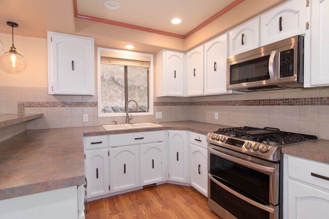 Building Photo - 4 Bed 3 Bath North Side Home nearly 2400 s...