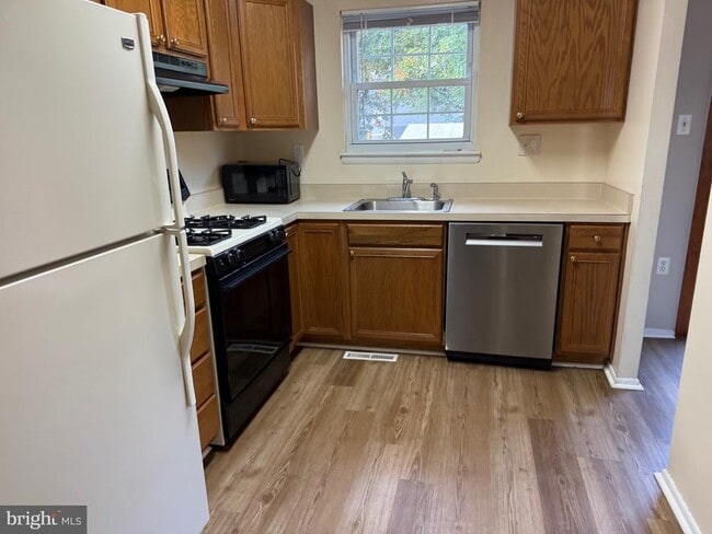 Building Photo - 34 King Charles Cir