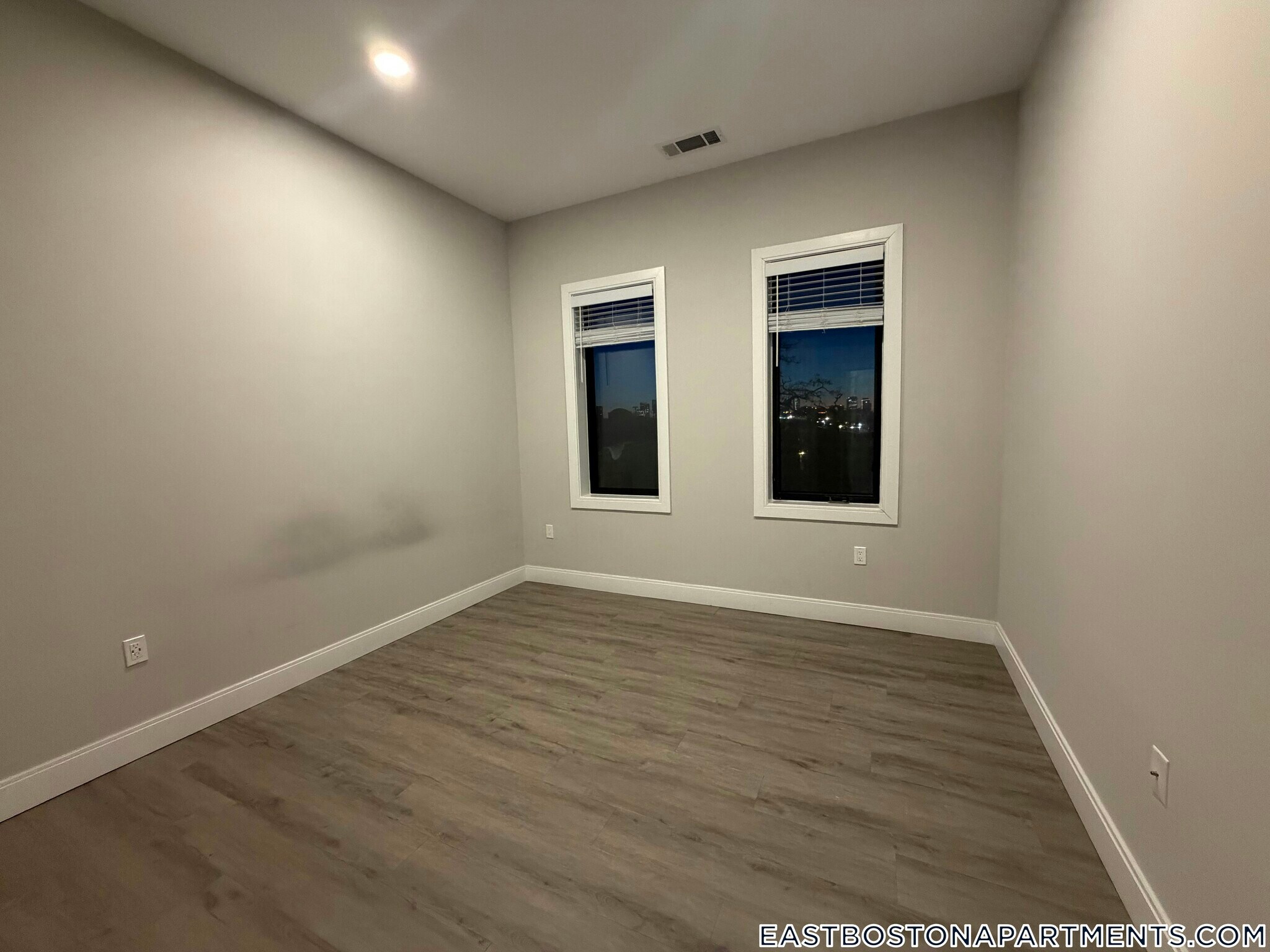 Building Photo - 656 Saratoga St