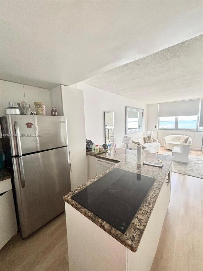 Building Photo - 999 Brickell Bay Dr