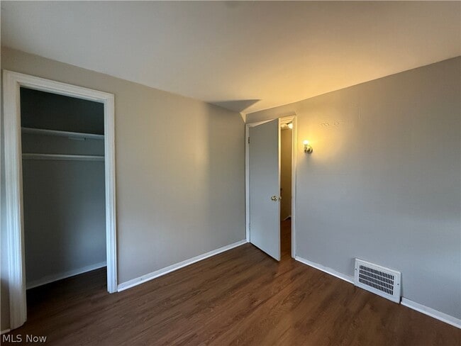 Building Photo - 1427 E 252nd St