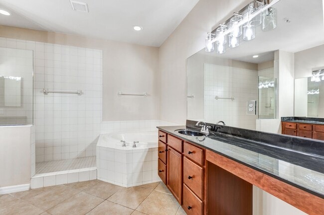 Building Photo - ** AVIANO AT NAPLES ** 3 BED / 2 BATH - CARRIAGE HOME - GARAGE - CENTRAL NAPLES - ANNUAL RENTAL