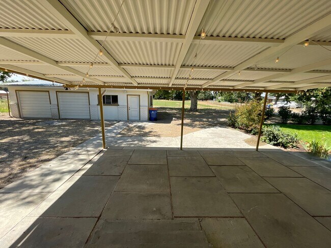 Building Photo - Cozy Mid-Century Modern on a Half Acre!