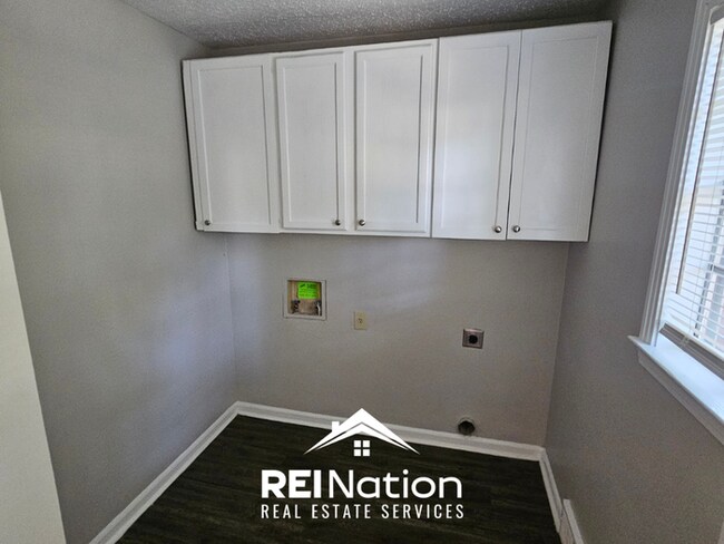 Building Photo - HUGE 4BR/2.5BA MEMPHIS HOME! | Vinyl Plank & Brick Fireplace | Fenced Yard!