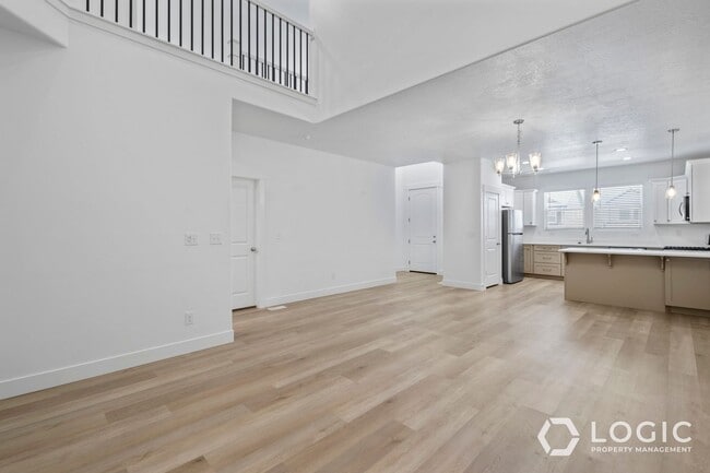 Building Photo - Beautiful Townhome in Wonderful Location!
