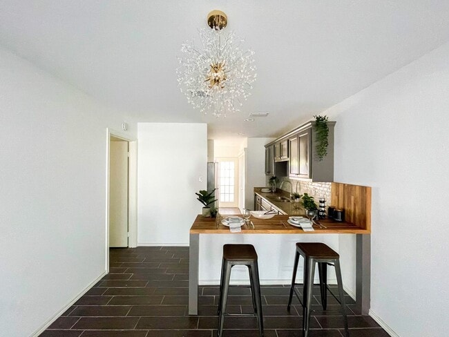 Building Photo - Centrally Located Apartment with Pool!!