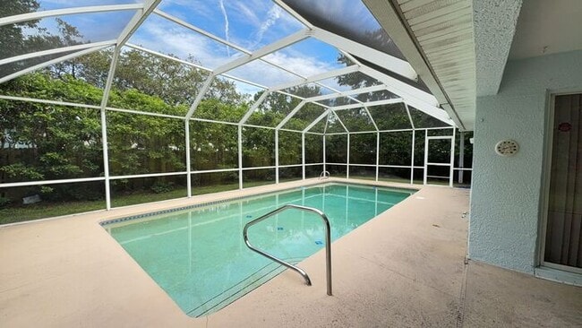 Building Photo - Open floor plan pool home
