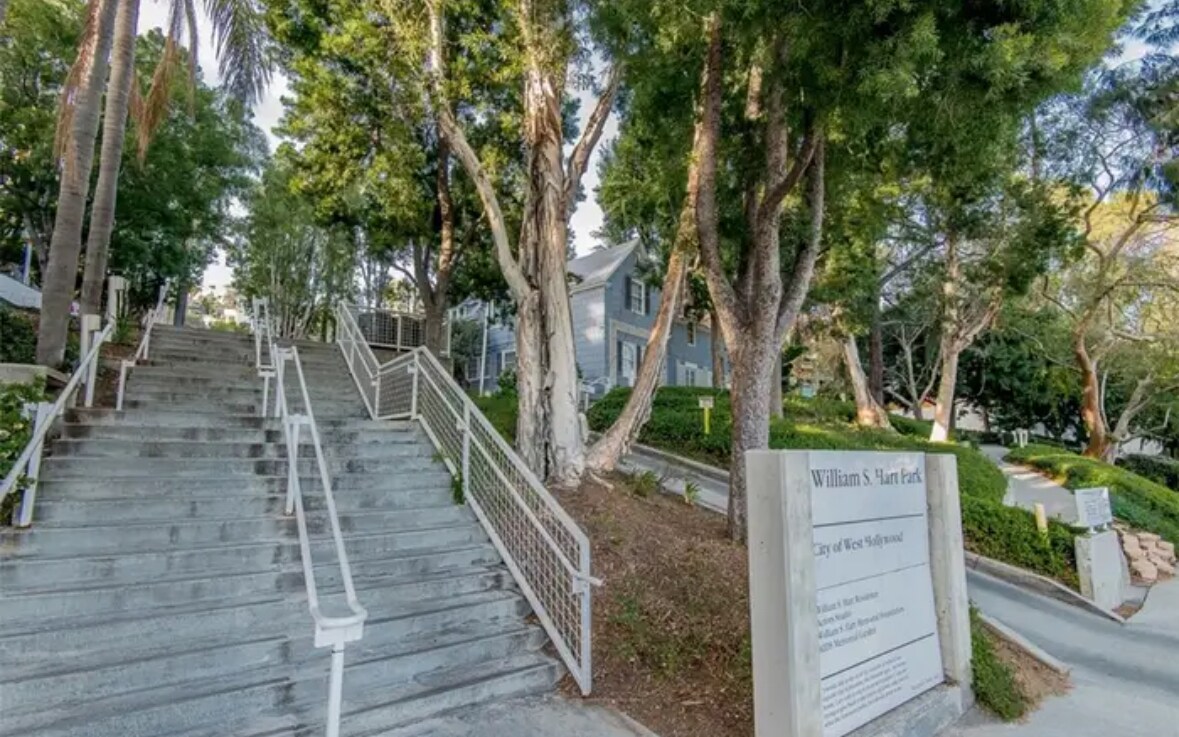 Building Photo - 8400 De Longpre Ave