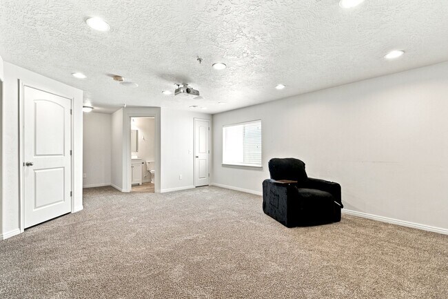 Building Photo - Beautiful Townhome in American Fork!