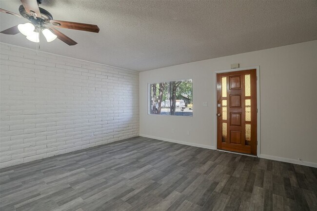 Building Photo - 3 Bedroom, 2 Bath Home with Garage For Rent in Prescott!