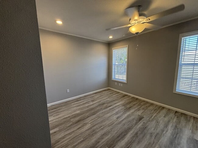 Building Photo - 965 E Orinoco Ave