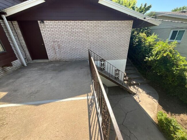 Building Photo - 4 bdrm 3 bth plus a Den/office Home 2 Car ...