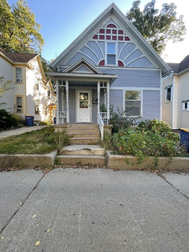 Primary Photo - 24 Portsmouth Pl NE