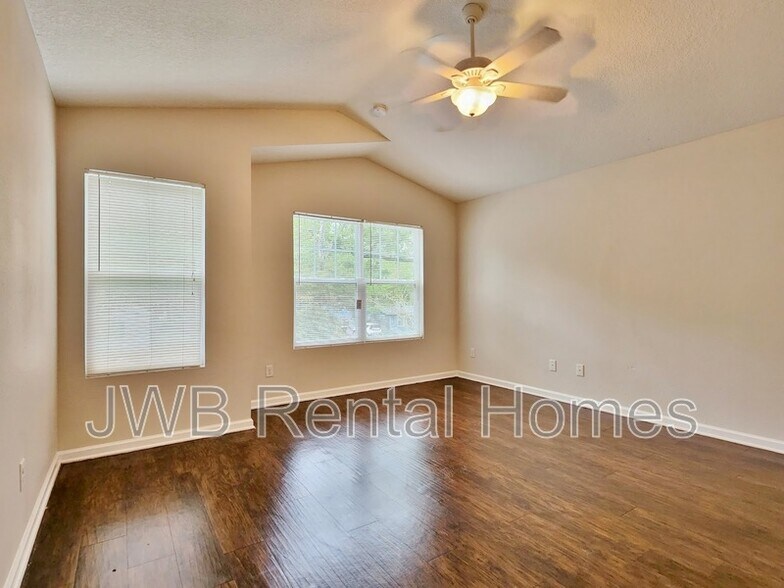 Building Photo - 1227 Pangola Dr