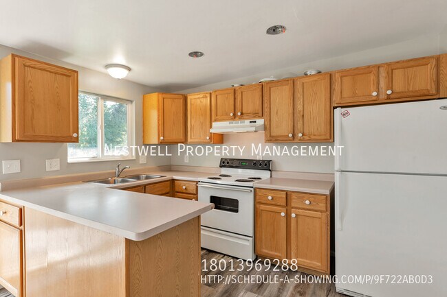 Building Photo - Updated Holladay MAIN floor duplex