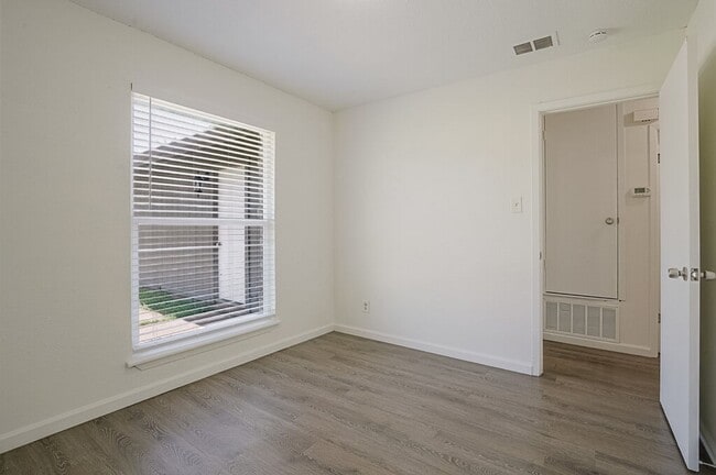 Building Photo - 701 Country Aire Dr