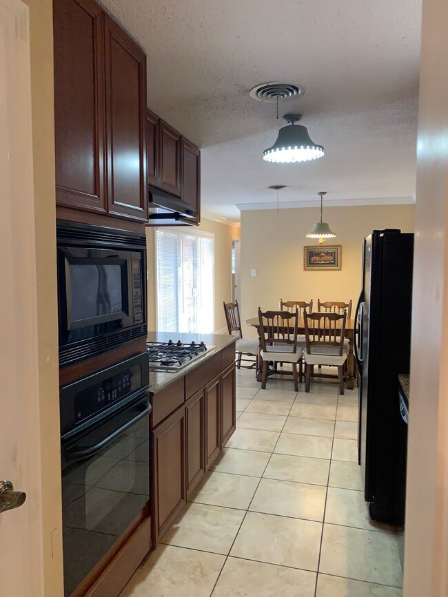 Building Photo - Metairie 3 Bedroom with Spacious Rooms and...