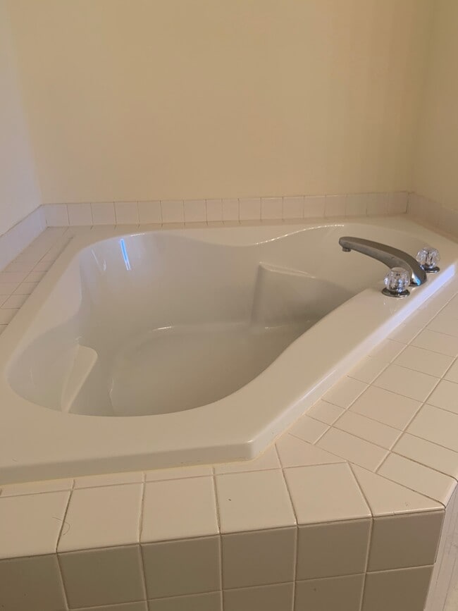 Building Photo - Bright and airy 4 bed!