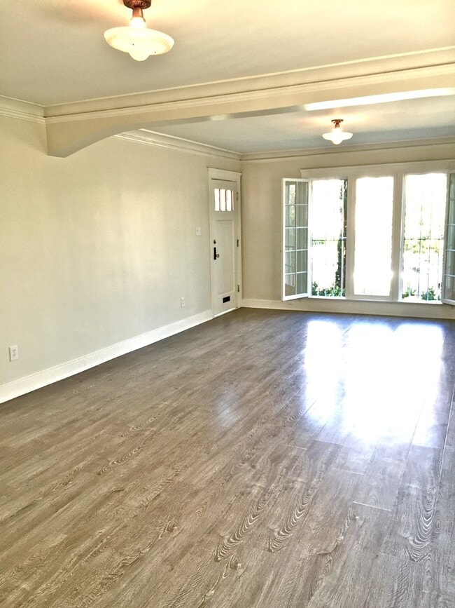 Building Photo - 156 S Catalina St