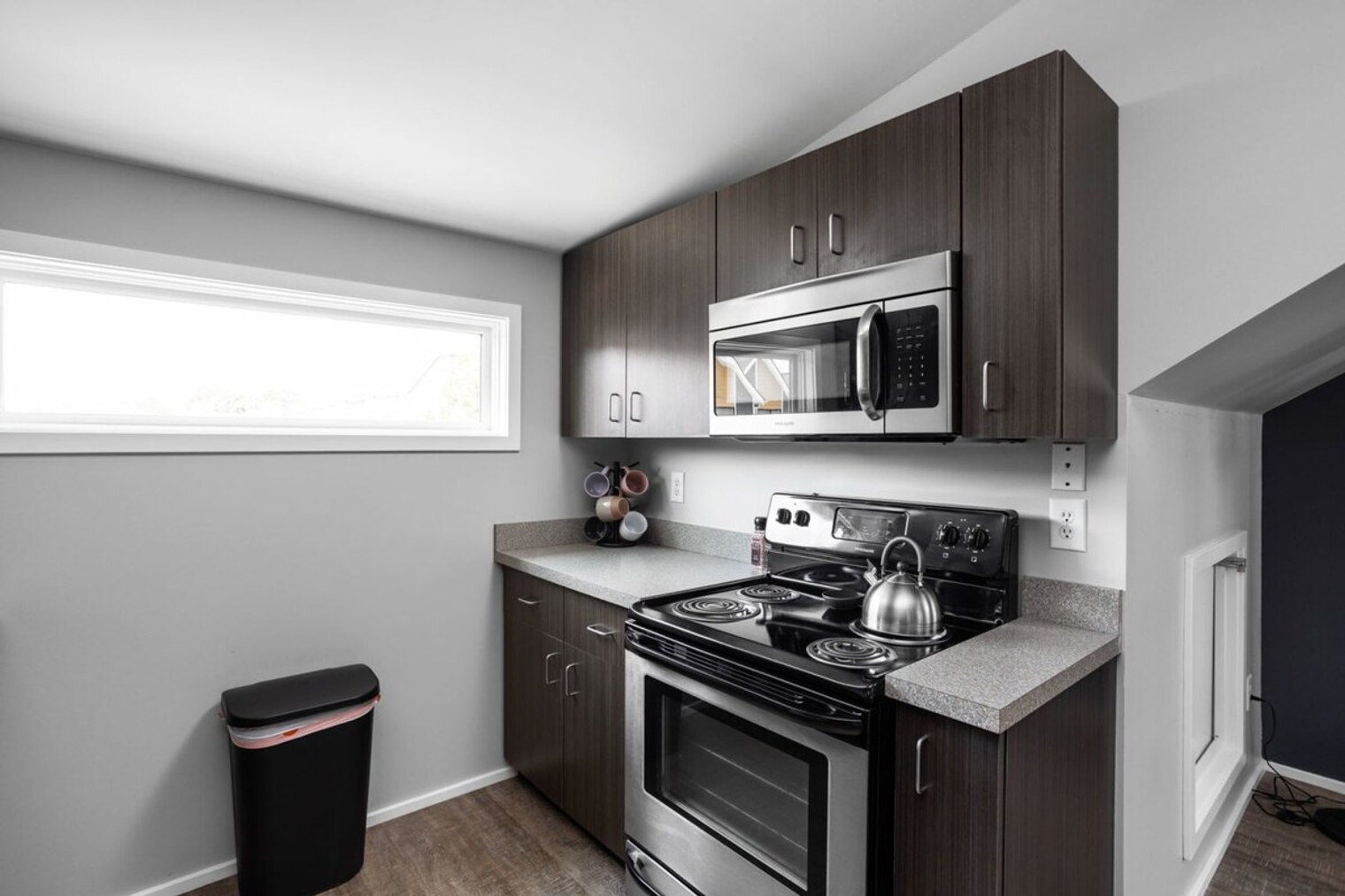 Building Photo - 1125 E 10th St