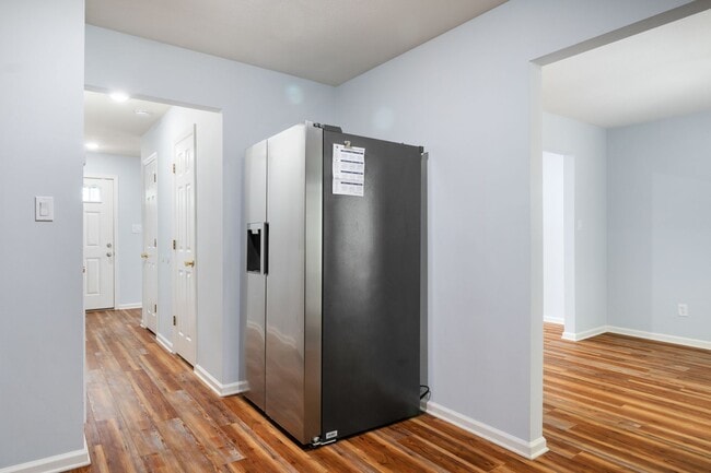 Building Photo - 3 bed/2 1/2 Bath. Pet Friendly. Easy acces...
