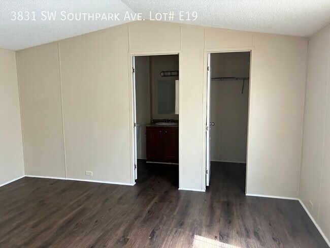 Building Photo - 3831 SW South Park Ave