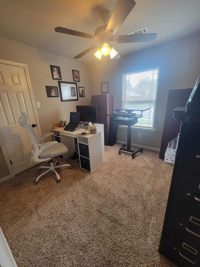 Building Photo - 12 Jaguar Dr
