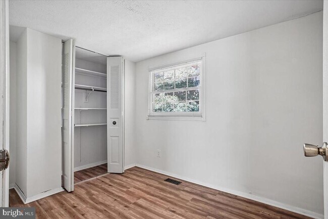 Building Photo - 9404 Mirror Pond Dr
