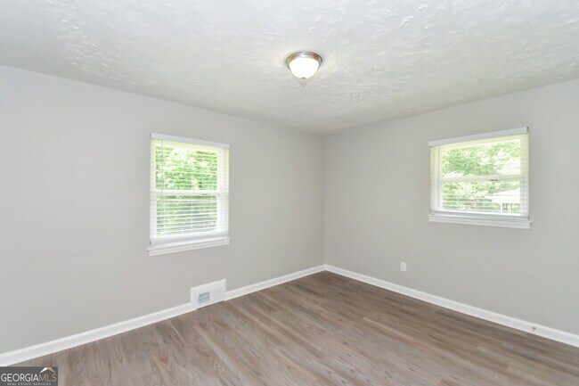 Building Photo - 1660 Valencia Rd