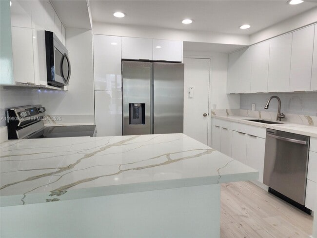 Building Photo - 3505 S Ocean Dr