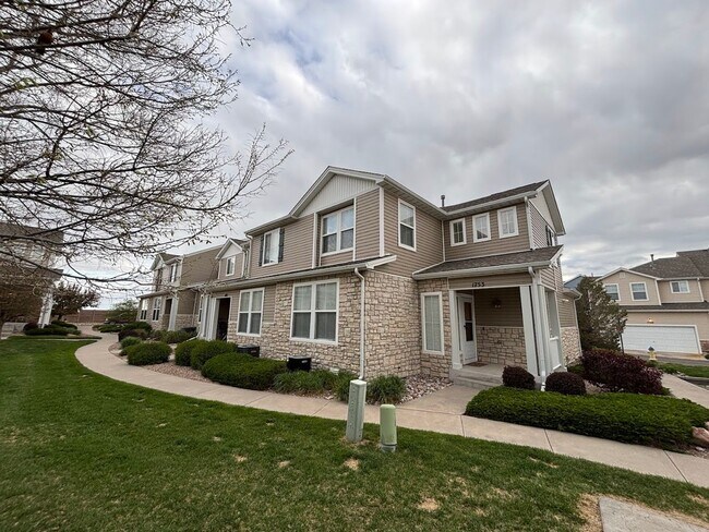 Building Photo - Beautiful Remodeled 3 Bedroom End Unit Tow...