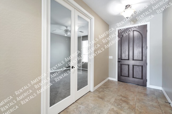Building Photo - GORGEOUS 4/2.5 + DEN with Spa in Chandler!