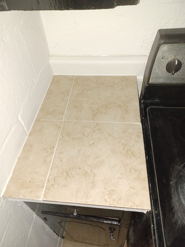 Building Photo - 906 E Lucas Ave