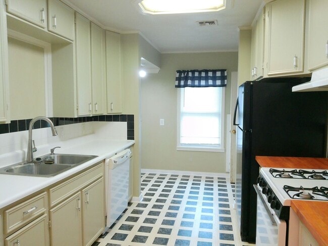 Building Photo - 3425 Monterrey St