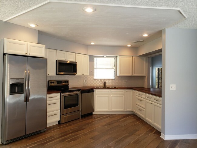 Building Photo - Spacious Townhome in the Heart of Dr. Phil...