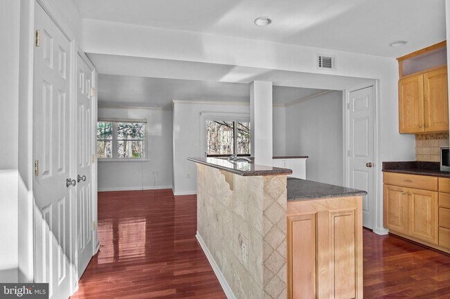 Building Photo - Headline:  Spacious & Updated Townhouse in Prime Reston Location