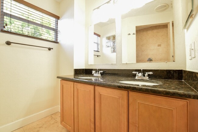 Building Photo - Charming 4/2 Colonial Town North Home with...
