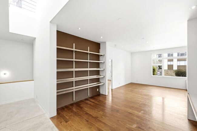 Building Photo - 1076 S Van Ness Ave