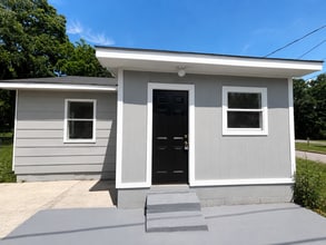 Building Photo - 401 Carver Dr